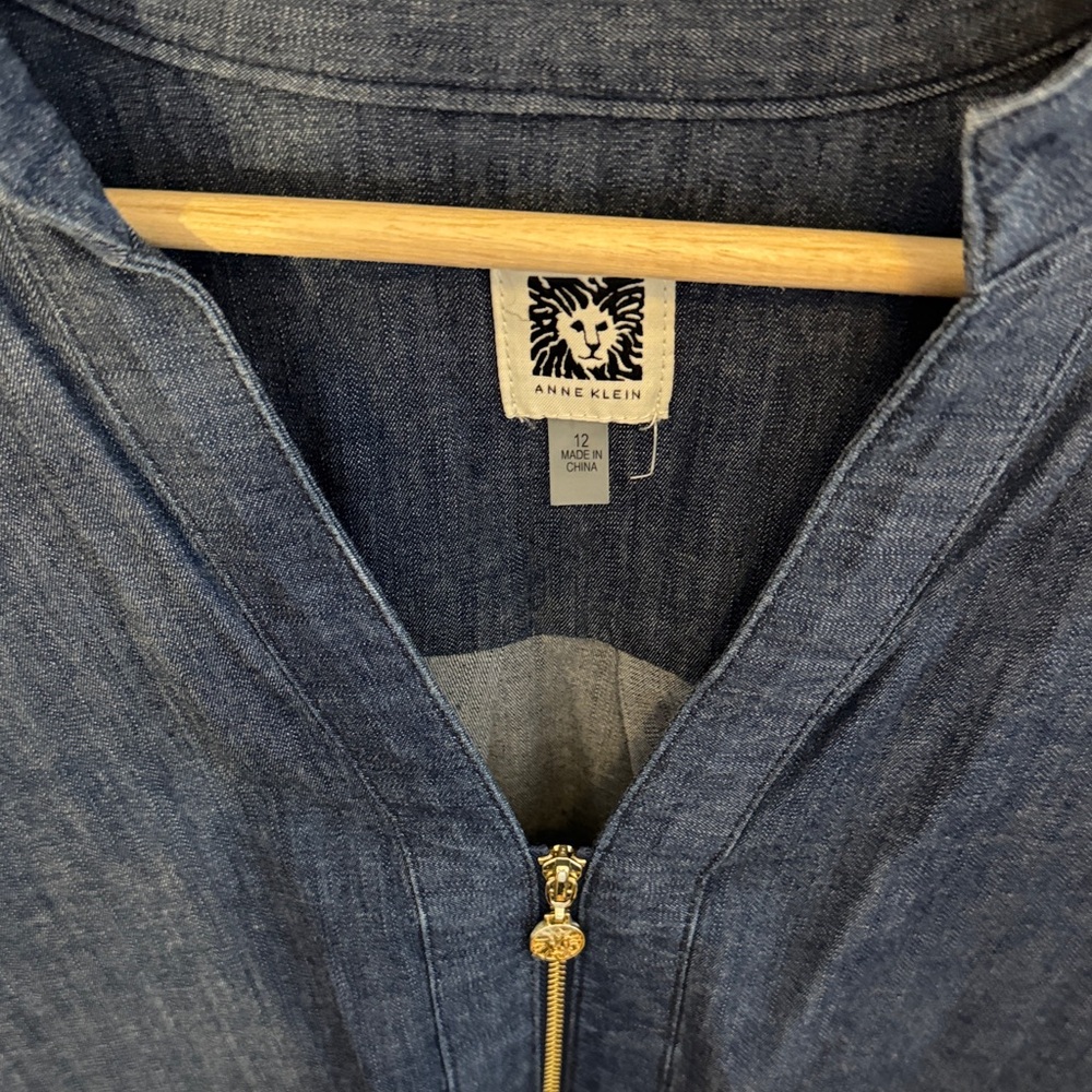 Anne Klein Denim Shift Dress Blue Zip Front Roll Tab Sleeve Chambray Size 12 - Picture 5 of 6